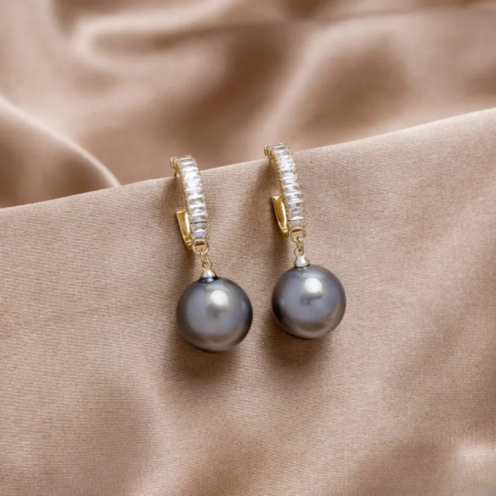 Elegant earrings with pearls and zircons