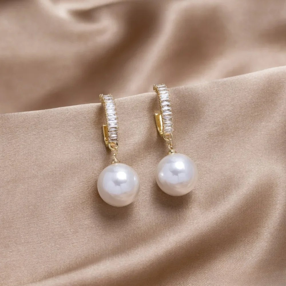 Elegant earrings with pearls and zircons