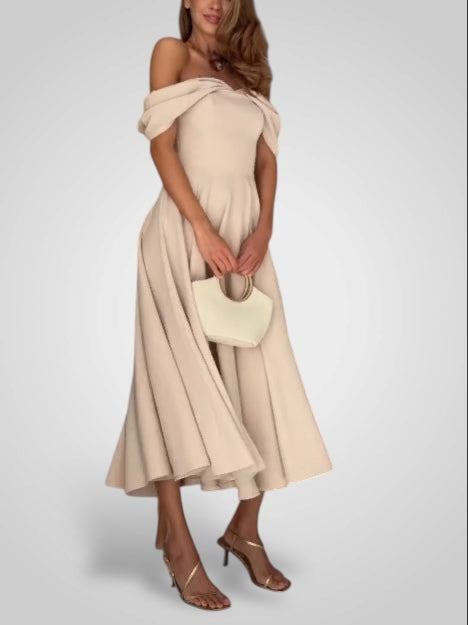 Elegant Maxi Dress with Open Shoulders and Pleated Design