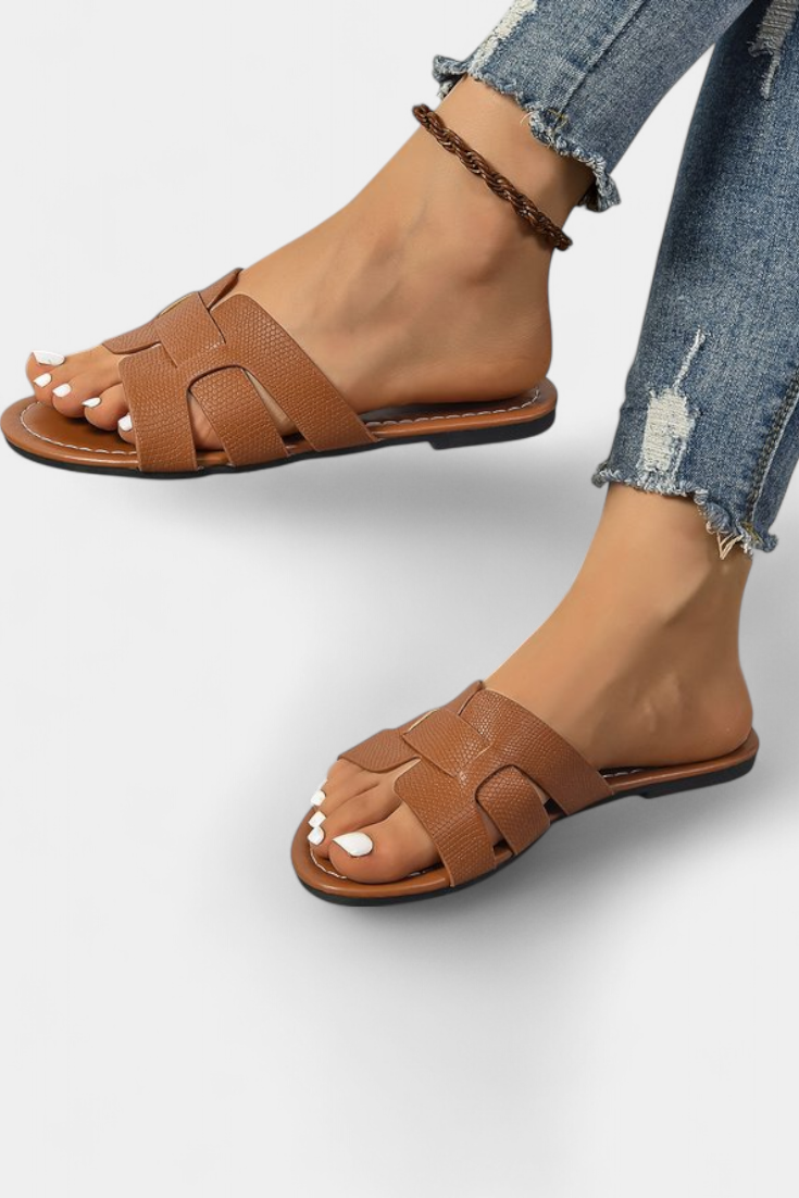 Silvia sandals with a classic design and geometric cut